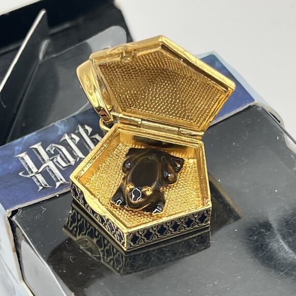 Harry PotterLumos HP Charm # 19 - Chocolate Frog DAMAGED BOX AS IS READ DESCRIPT - Picture 1 of 16